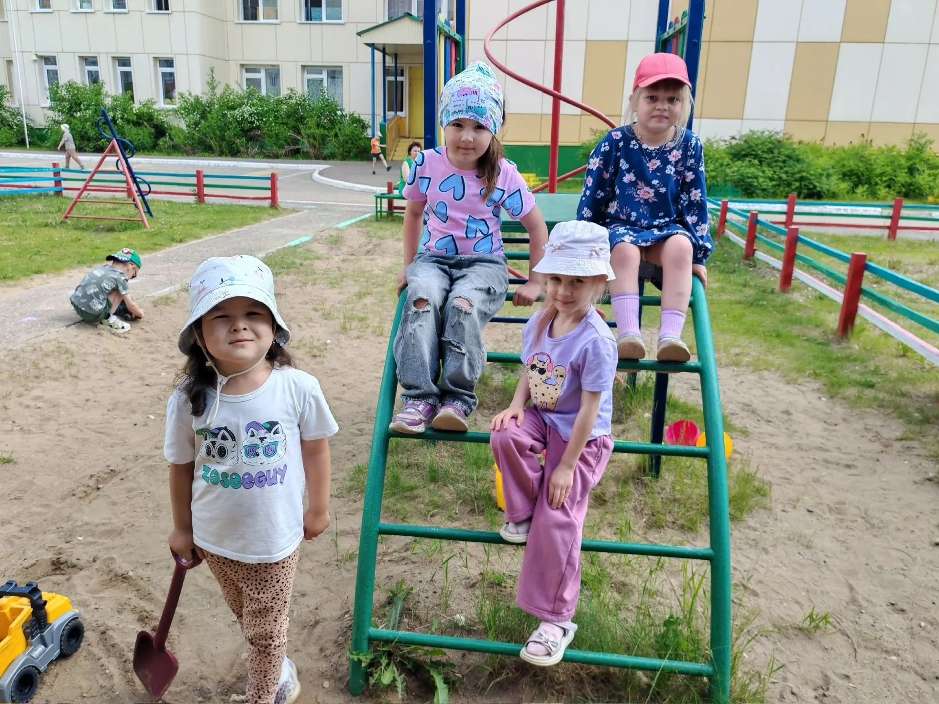 ☀️ В группах «Морские котики» и «Золотые рыбки» прогулка превратилась в настоящее летне...