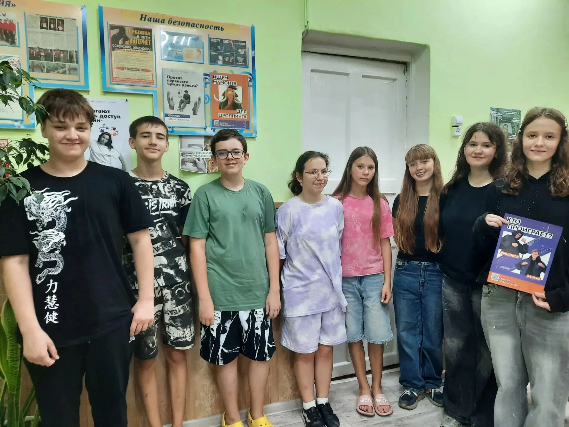 26 июля большая дружная группа детей и родителей 7б класса пришли в школу, чтобы продолжить ремонт с
