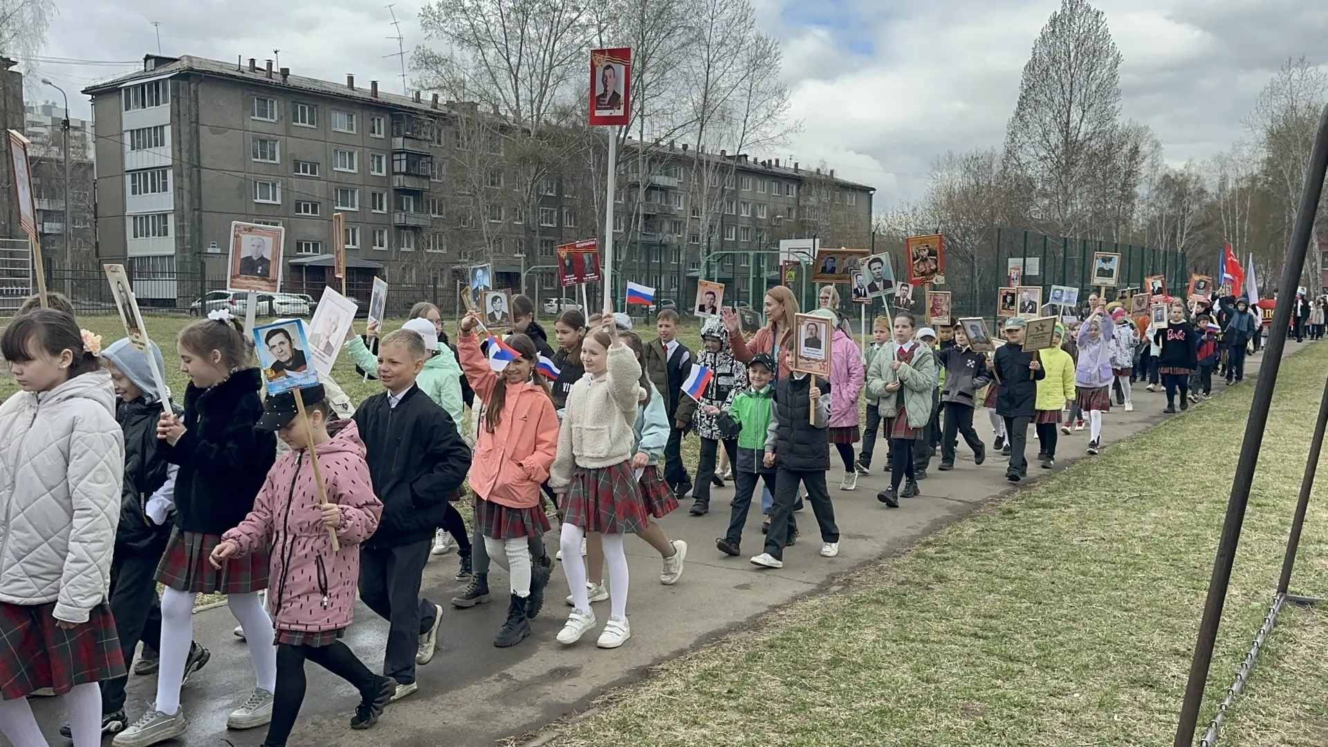 🎖️ Сегодня в нашей школе прошло шествие «Бессмертного полка»! 🎖️  Ученики начальных классов и пятикл