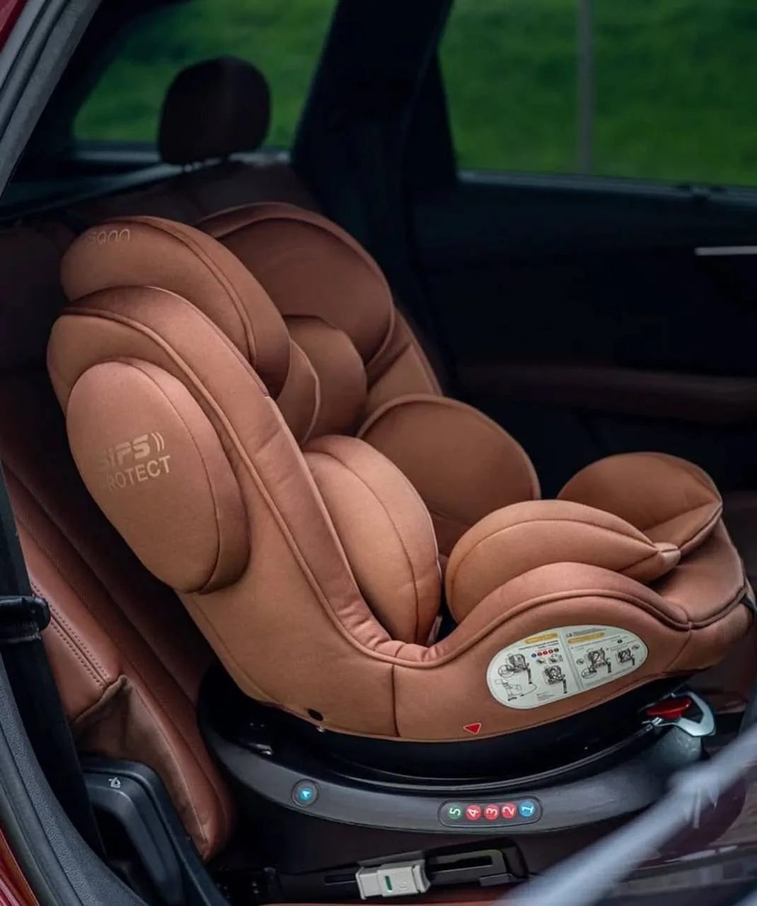 Поворотное автокресло ENO 360 в цвете Caramel