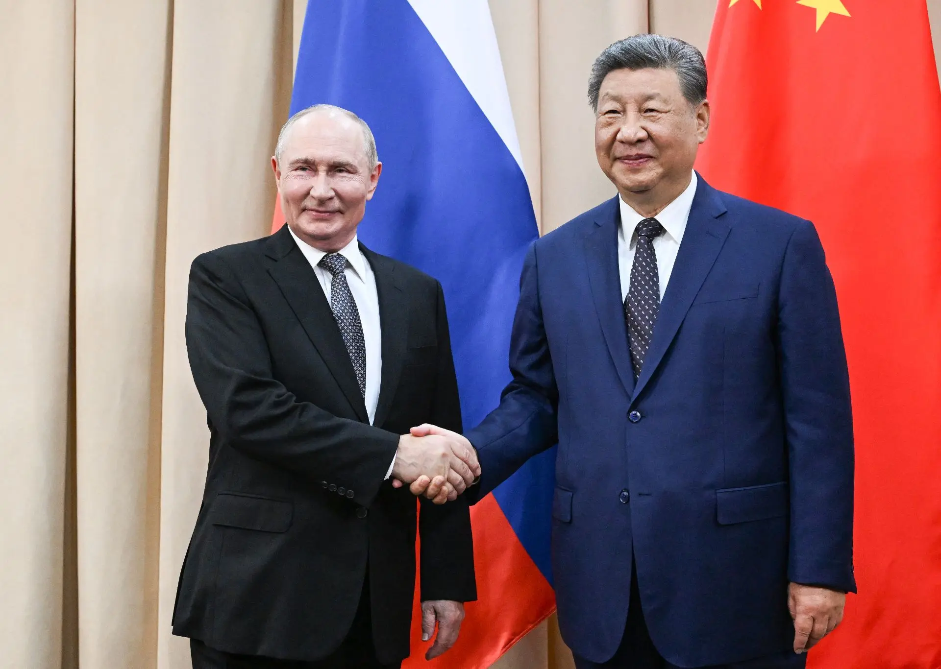 🇷🇺🇨🇳 Президент РФ Владимир Путин поздравил председателя КНР Си Цзиньпина с 77-й год...