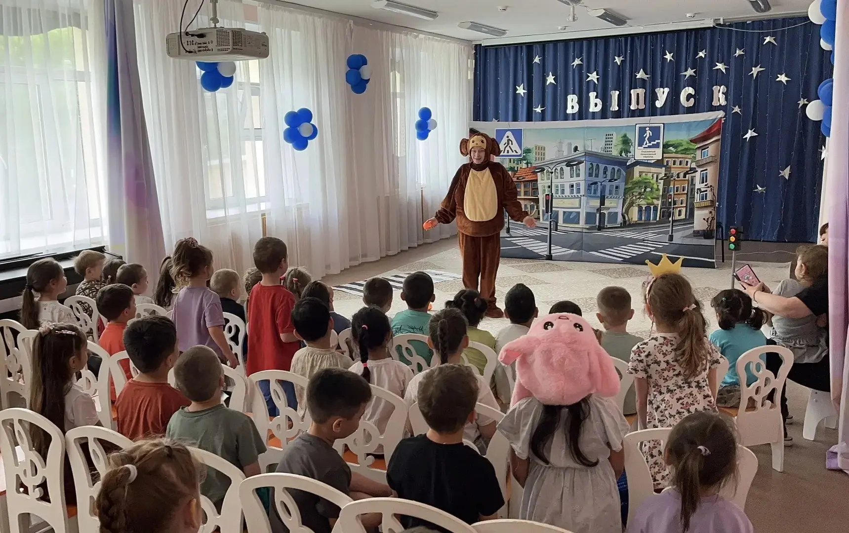 День защиты детей и у нас в гостях важные гости. Чебурашка и Шапокляк позвали ребят в в...