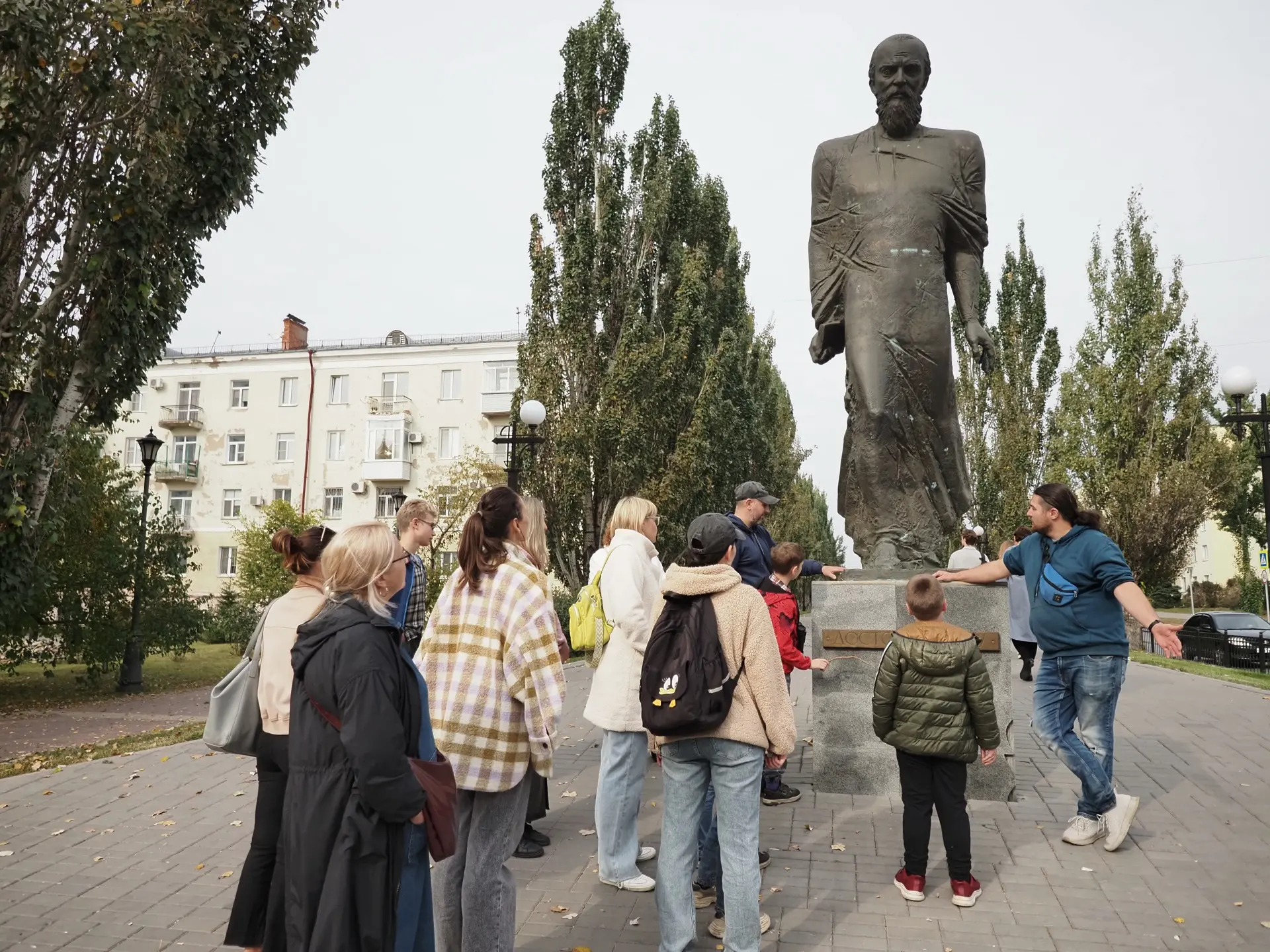 Представьте: Омск, XIX век. По улицам идёт человек в тяжёлых раздумьях — это Фёдор Достоевский, отбы