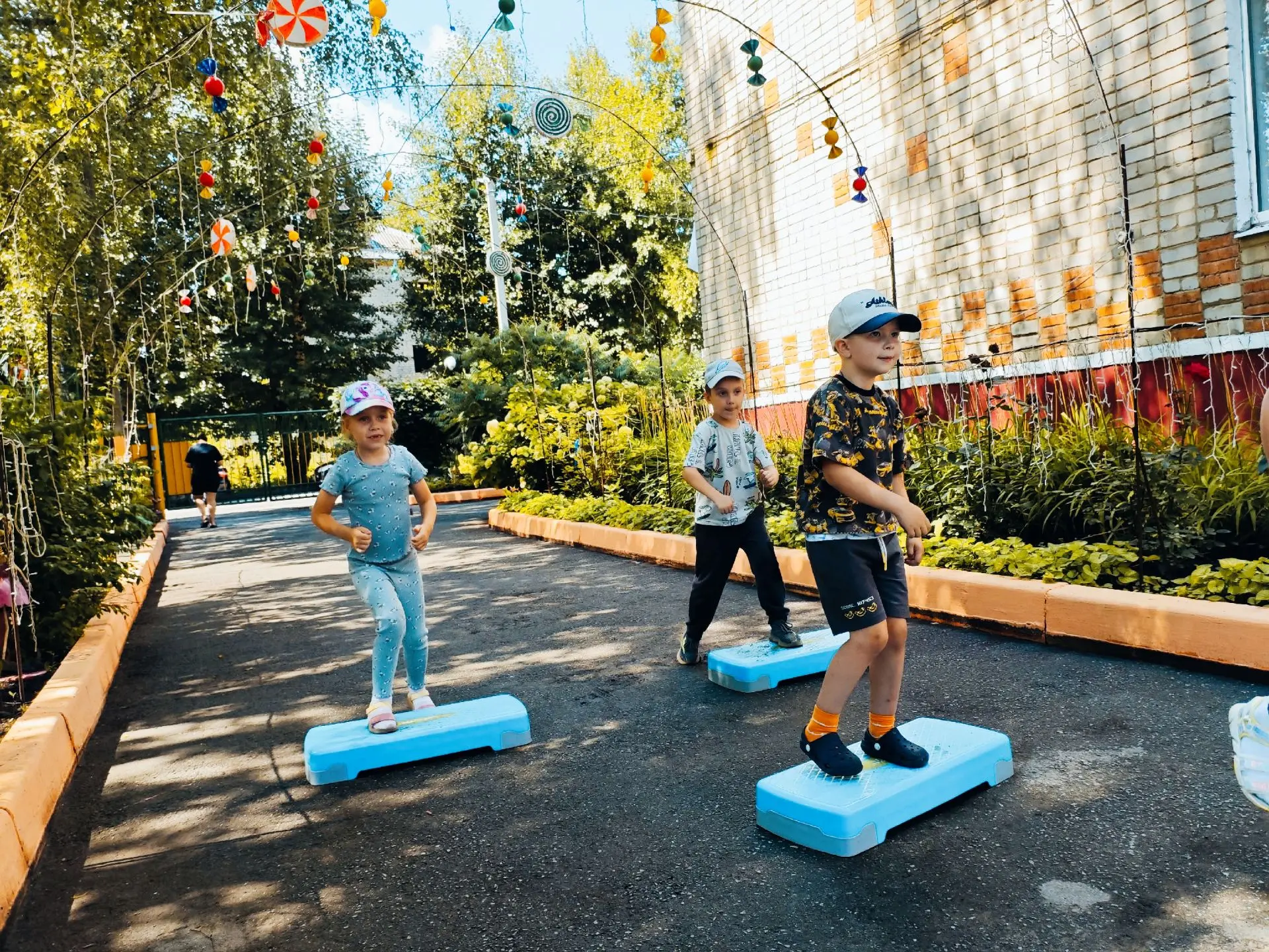 ☀️ Воспитанники кружка «Крепыш» продолжают радоваться лету! 🌞В теплую, солнечную погоду мы с удовол