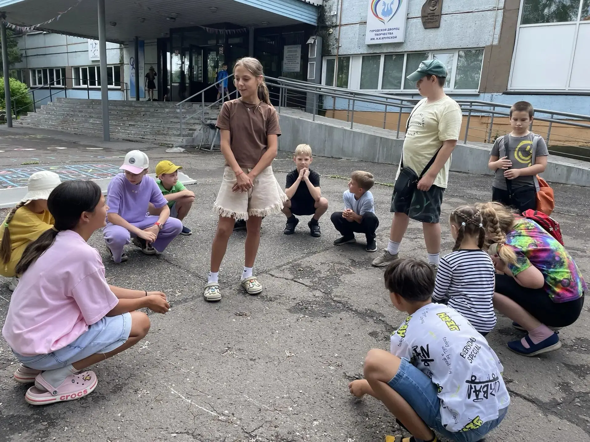 Сегодня в игровой комнате день путешествий! Ребята рассказали в каких городах и странах они были, а 
