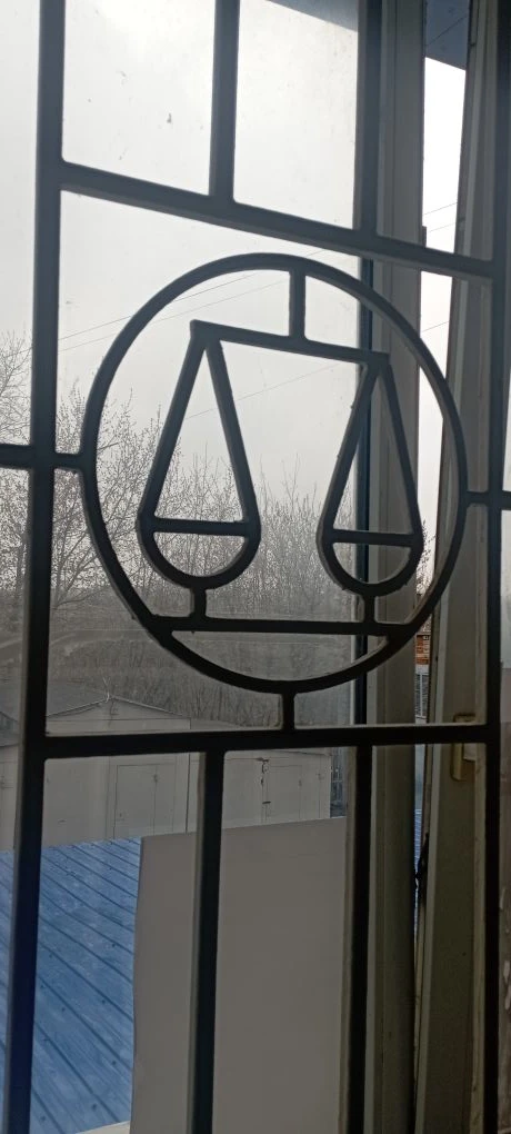 Если вдруг вы, как и я, не знали, то решётки в здании нашего суда выглядят вот так.