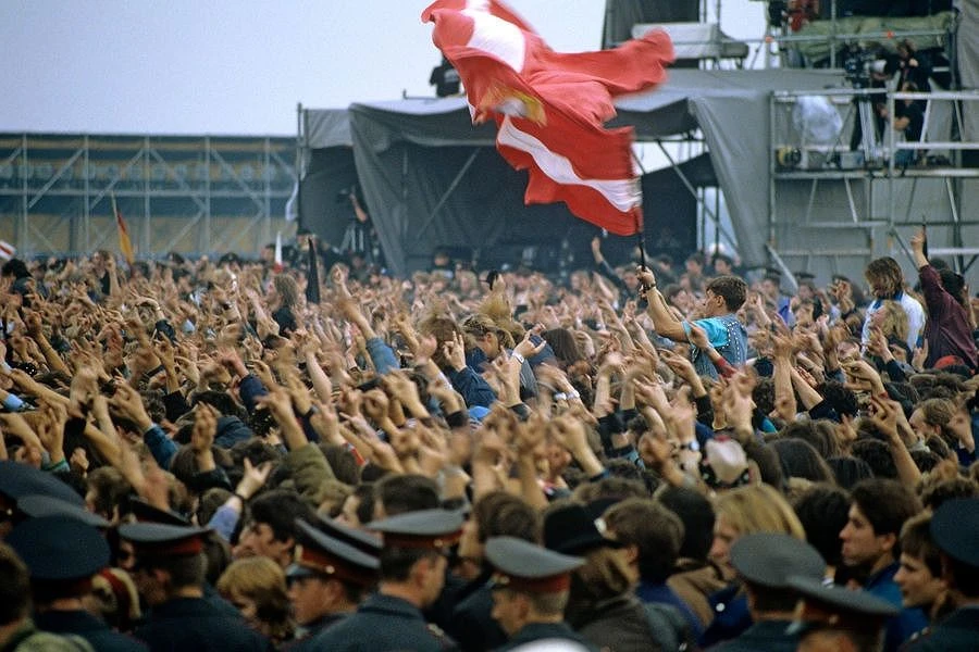 28 сентября 1991 года. Спартаковские флаги на легендарном фестивале "Монстры Рока" в Ту...