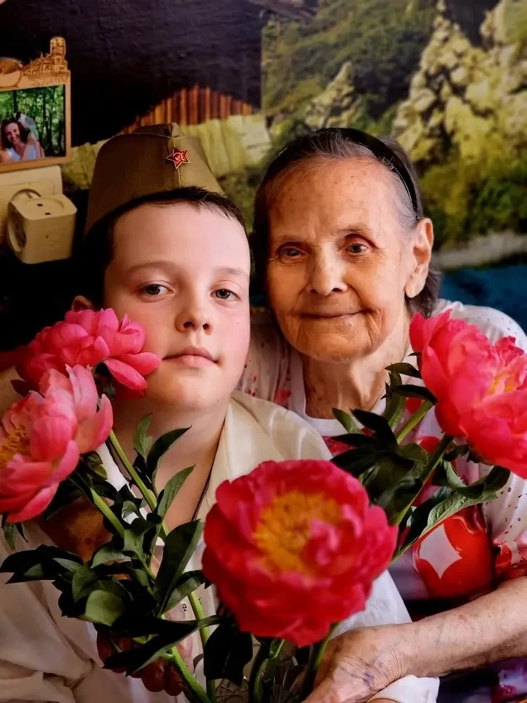 ПОДАРОК ВЕТЕРАНУ 🎁  В преддверии 81-й годовщины Великой Победы учащиеся 1 "А" совместно с учащимися 