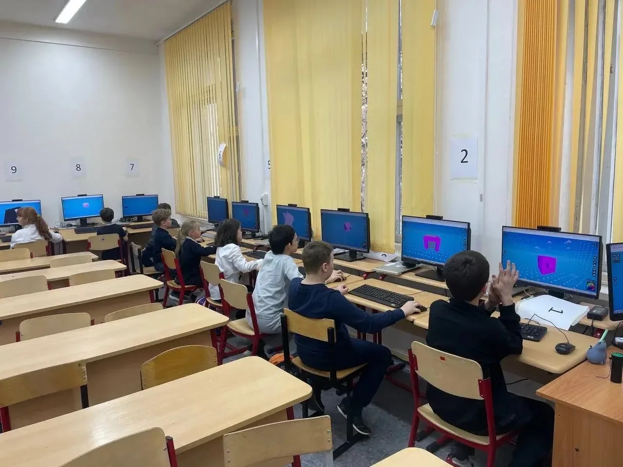 🎮 Недавно в нашей школе прошли яркие мастер-классы по Программированию 3D-игр: методика Блоксели!  Р
