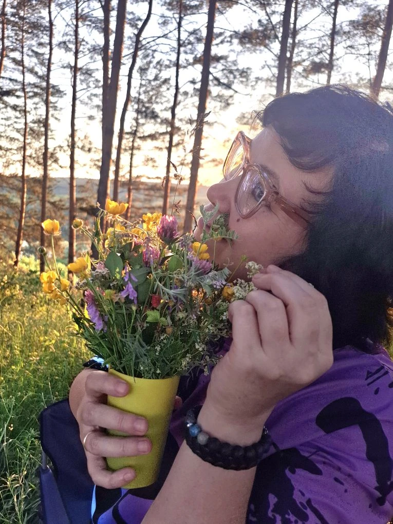 Открыли сезон палаток. Буныри. Аромат сосен, медовые оттенки заката, танец сосен, птицы...