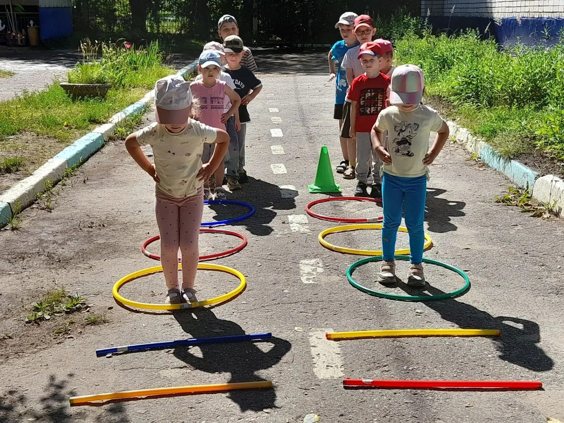🥳 Эстафеты, салки, прятки,
Строим замки из песка.
Летний день ты так хорош —
Сам на солнышко похож!