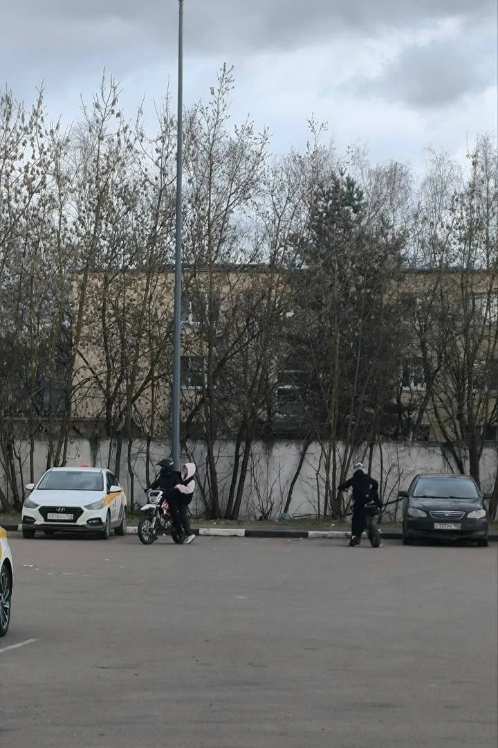 🏍 Подростки на питбайках у супермаркета "ДА" в Звенигороде  🛵 Жители снова жалуются на водителей спо