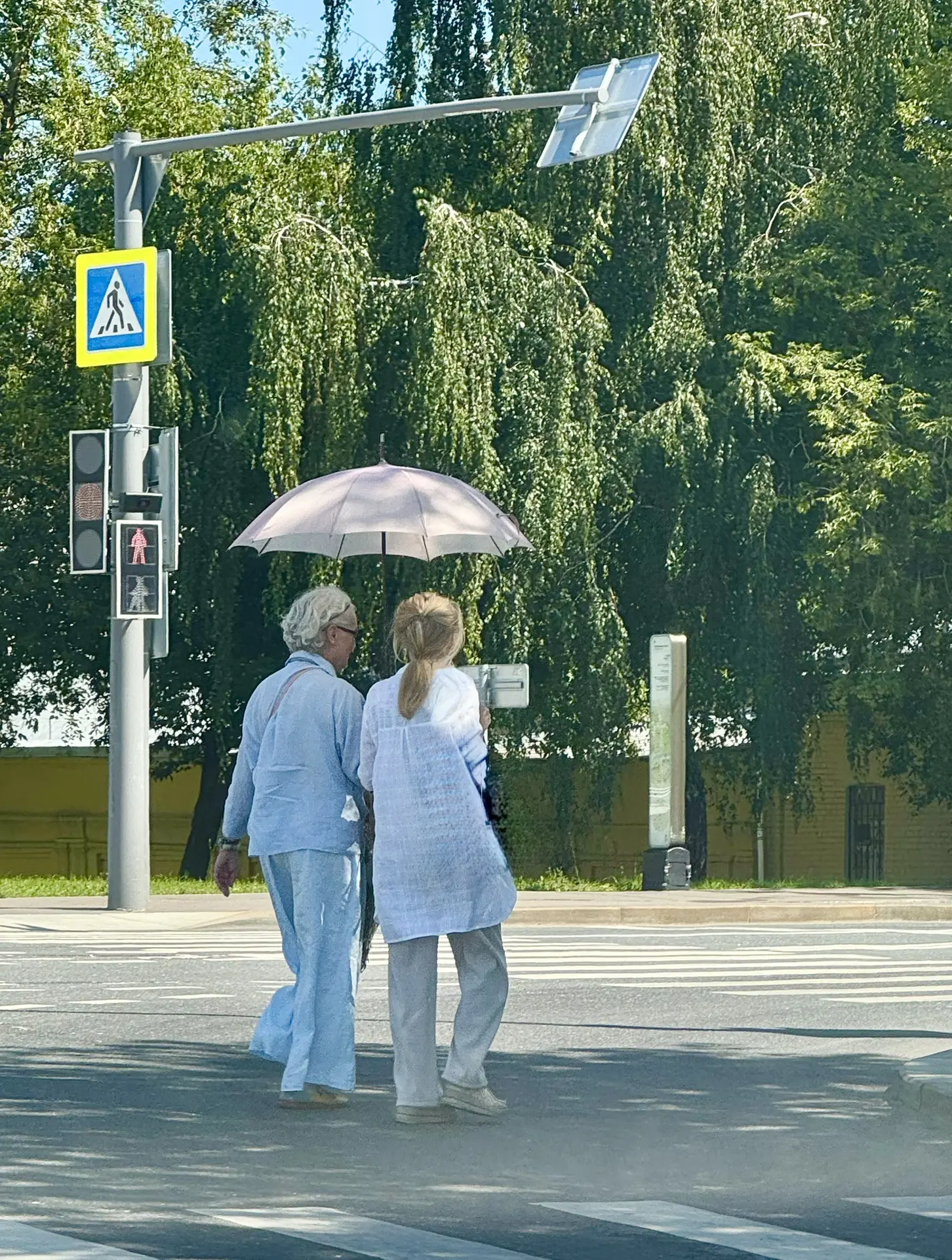 Встречаются просто по дороге такие люди, которых тянется рука сфотографировать. Вот две подруги весь
