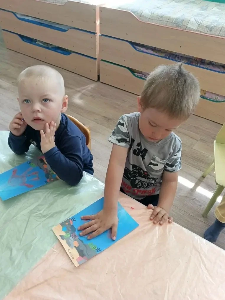Ребята младшей группы "Капельки" сегодня рисовали "Осьминога" в нетрадиционной технике ...