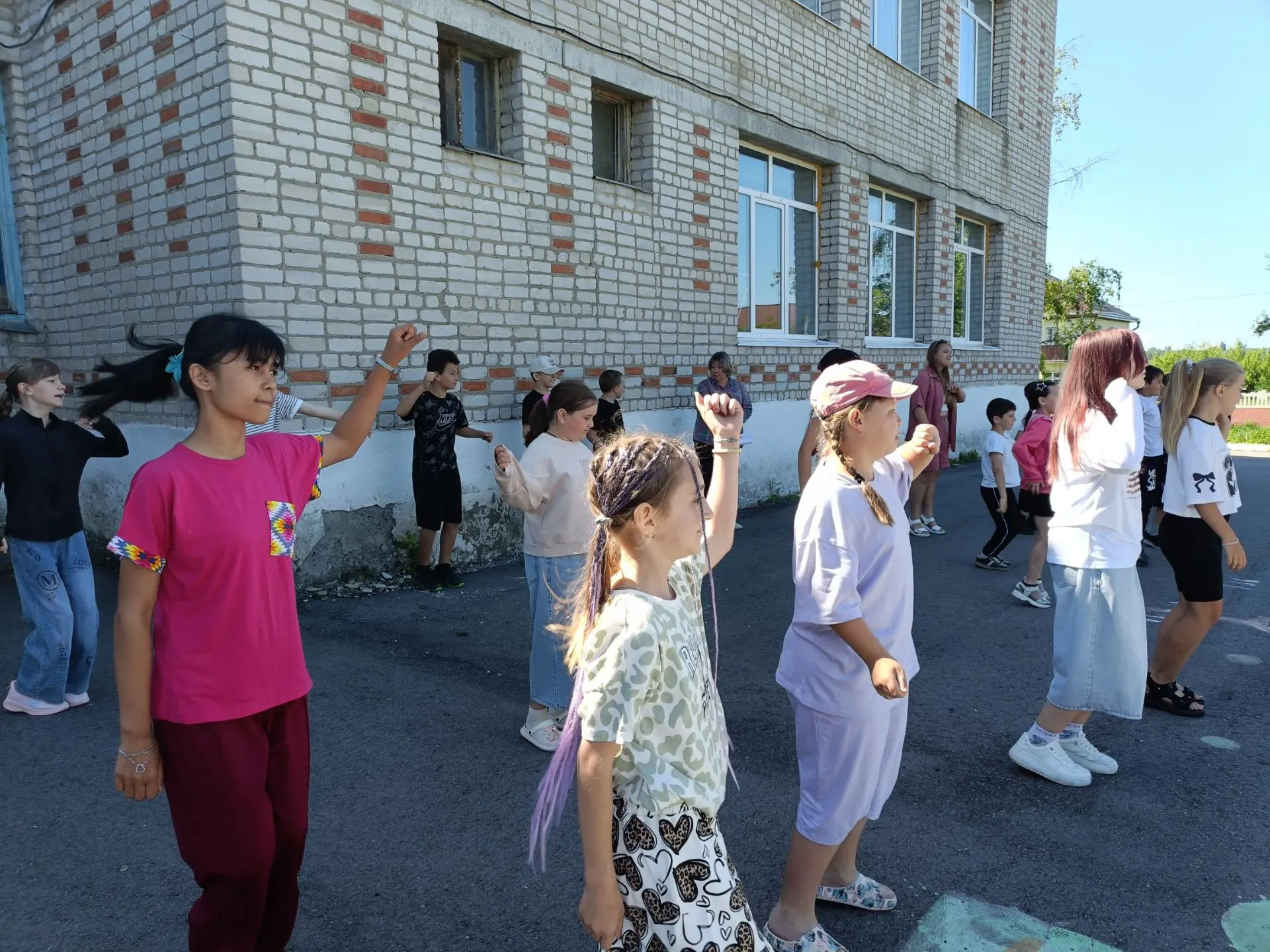 💜Утром в лагере "Орлята России" прошла энергичная зарядка, во время которой ребята вып...