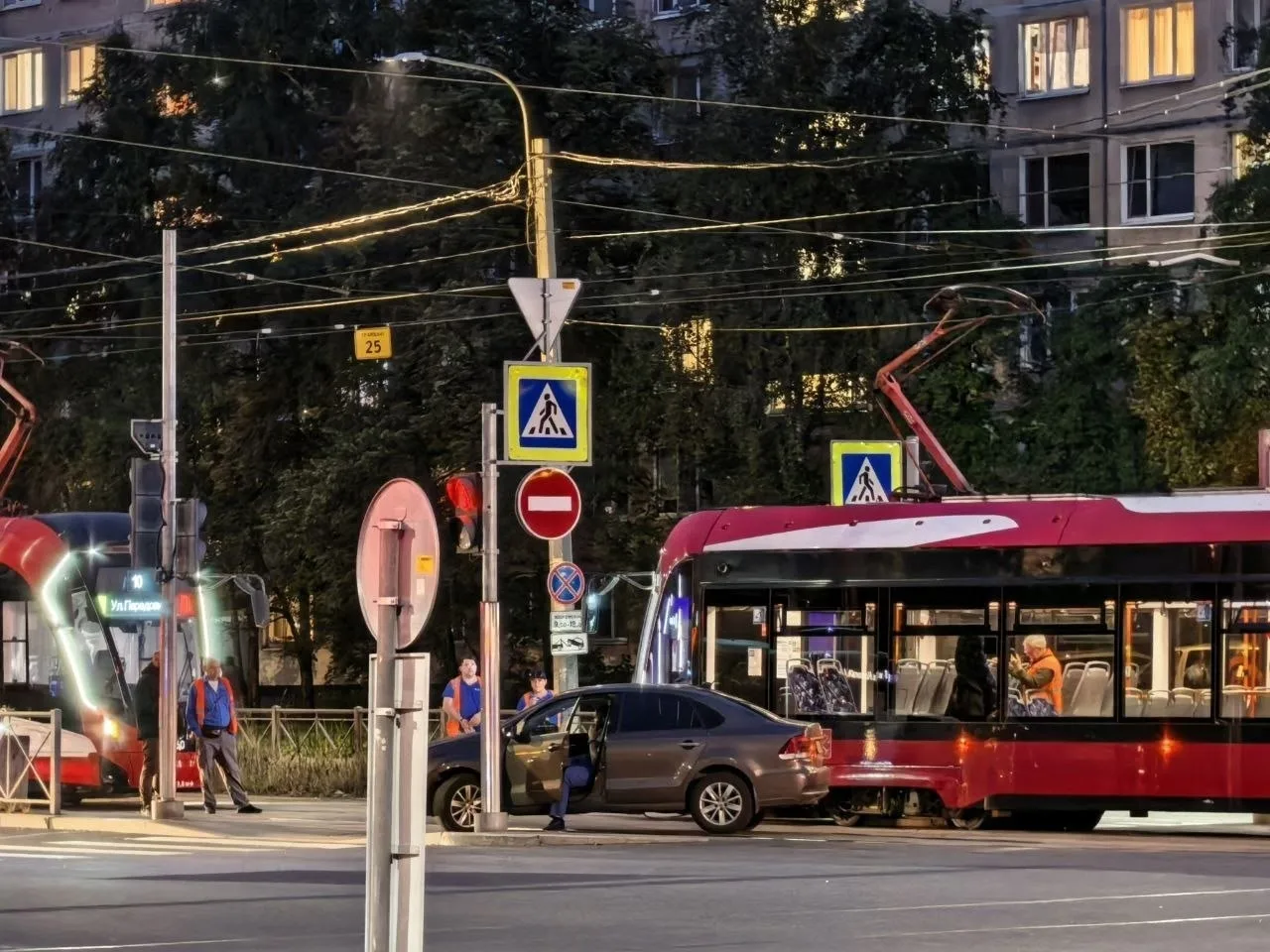 Перекресток Солидарности/Коллонтай. Хоть одного наказали. Достали разворачиваться под з...