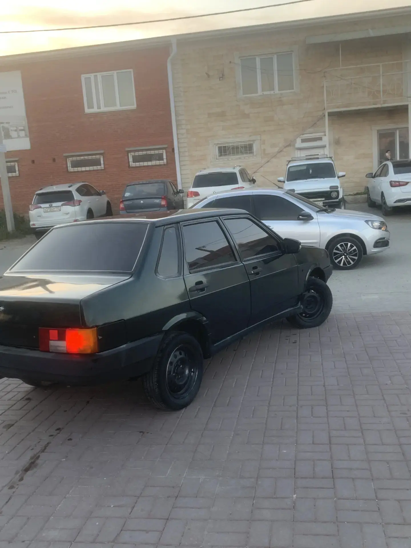 99 4 год инжектор 
Мотор в норме 
Коробка не хрустит не выбивает 
Косяки по кузову не критичные 
Пор