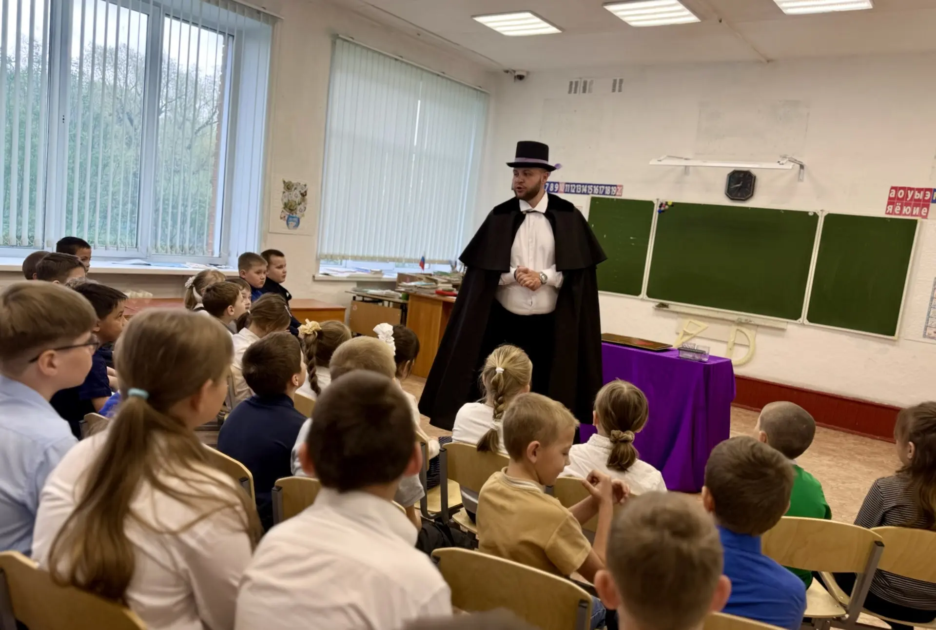 ✨ Фокусник в начальной школе!

Есть ли на свете чудеса? Существуют ли волшебники? Все дети верят, чт