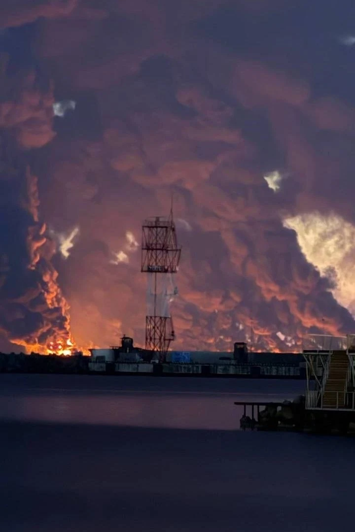 В акватории Черного моря загорелся танкер. Власти Сириуса закрыли пляжи для отдыхающих.