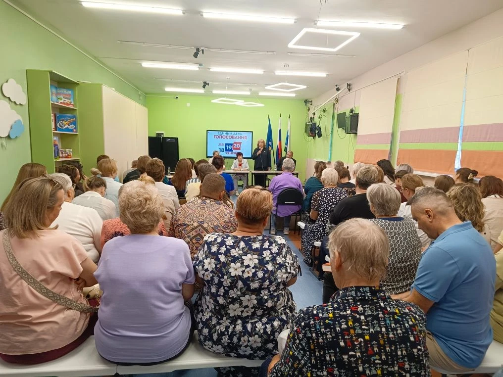 В библиотеке села Калиновское состоялась встреча жителей с Председателем Законодательно...