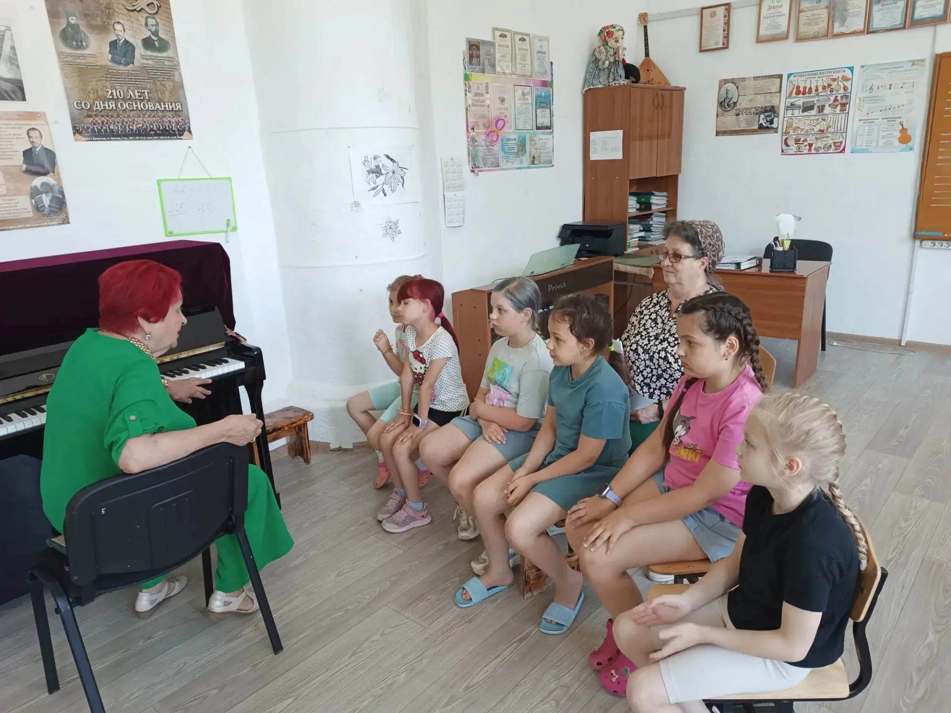 На летней досуговой площадке ребята окунулись в мир музыки, слушали произведения сочинений композито