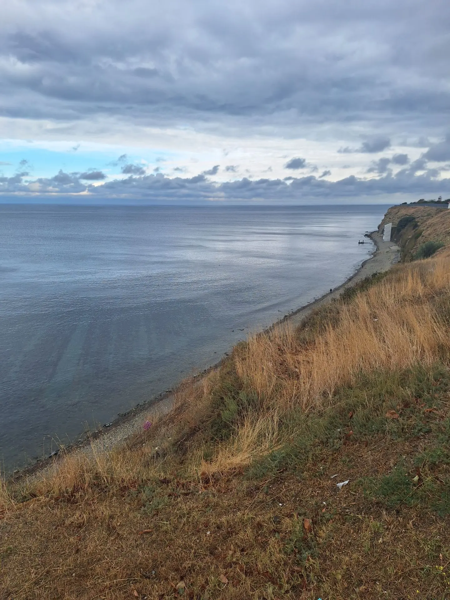 Прозрачное, очень красивое, но уже по-настоящему октябрьское море🏞️
