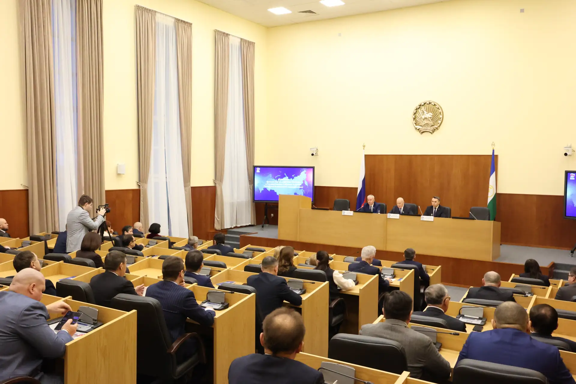 Сегодня перед заседанием Госсобрания–Курултая провели заседание фракции «Единой России».