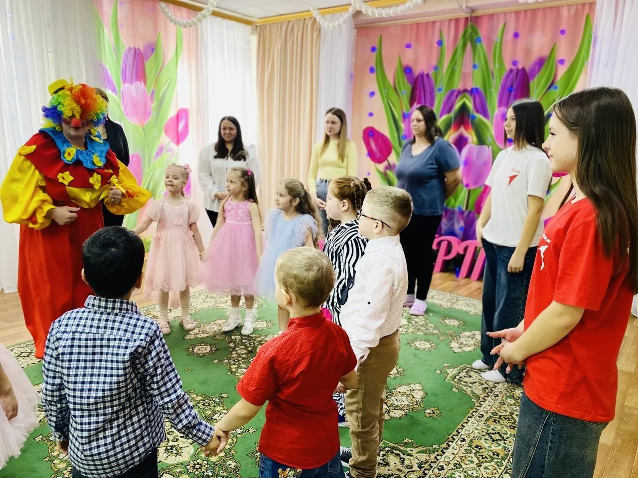🌷 Наши активисты Движения Первых встречают Международный женский день в детском саду!  😉👍 Активисты 