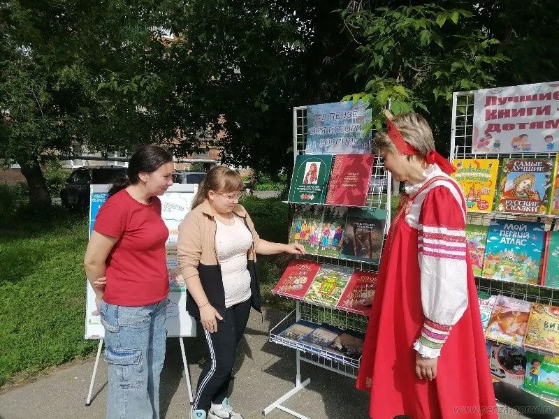 «Читающие дворики»: как пензенцы проводят летний досуг

Городские библиотеки организовали мероприяти