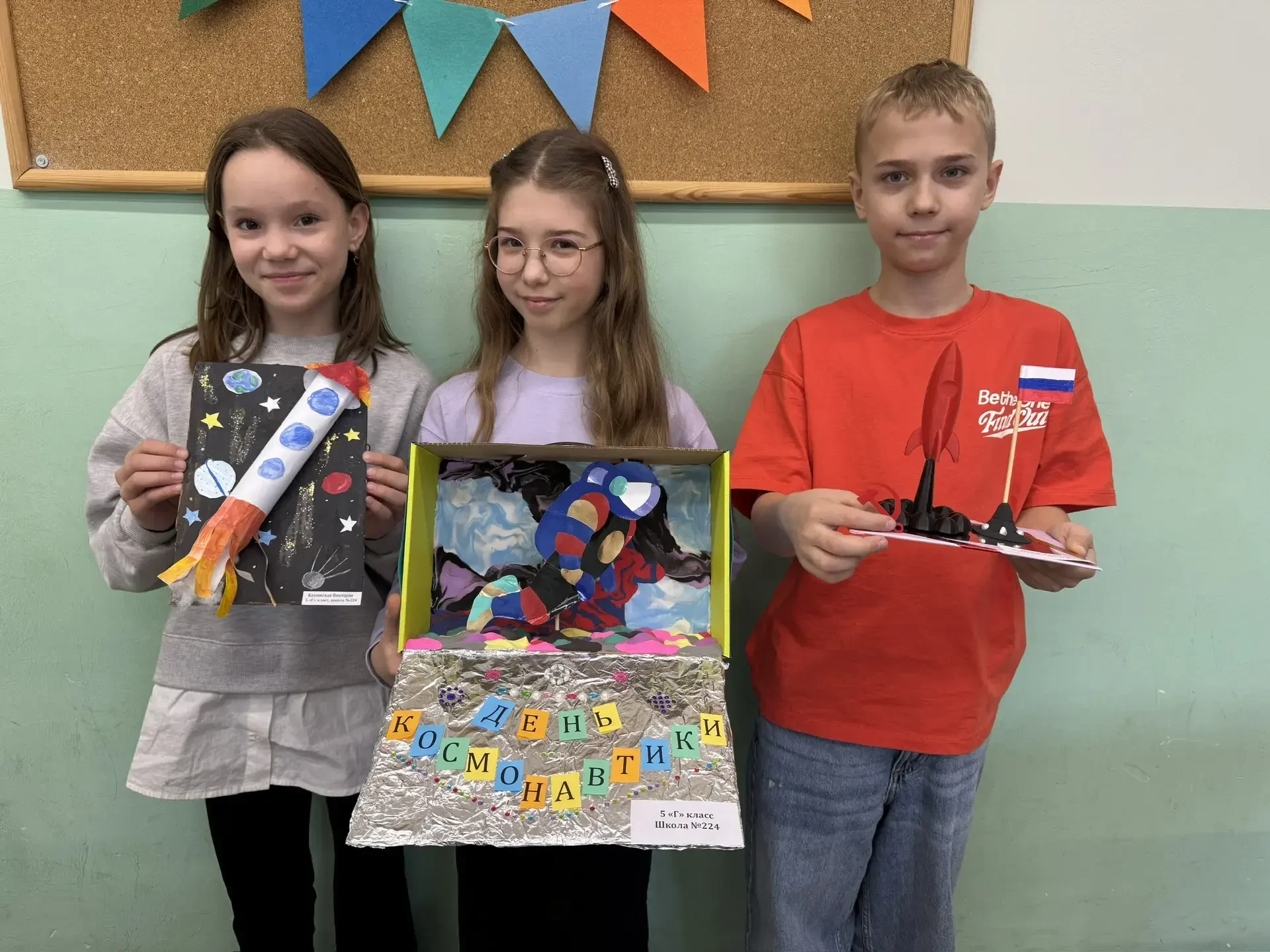 🤩 В наших школьных корпусах открылись выставки, посвящённые Дню космонавтики. 🤗 Свои работы представ