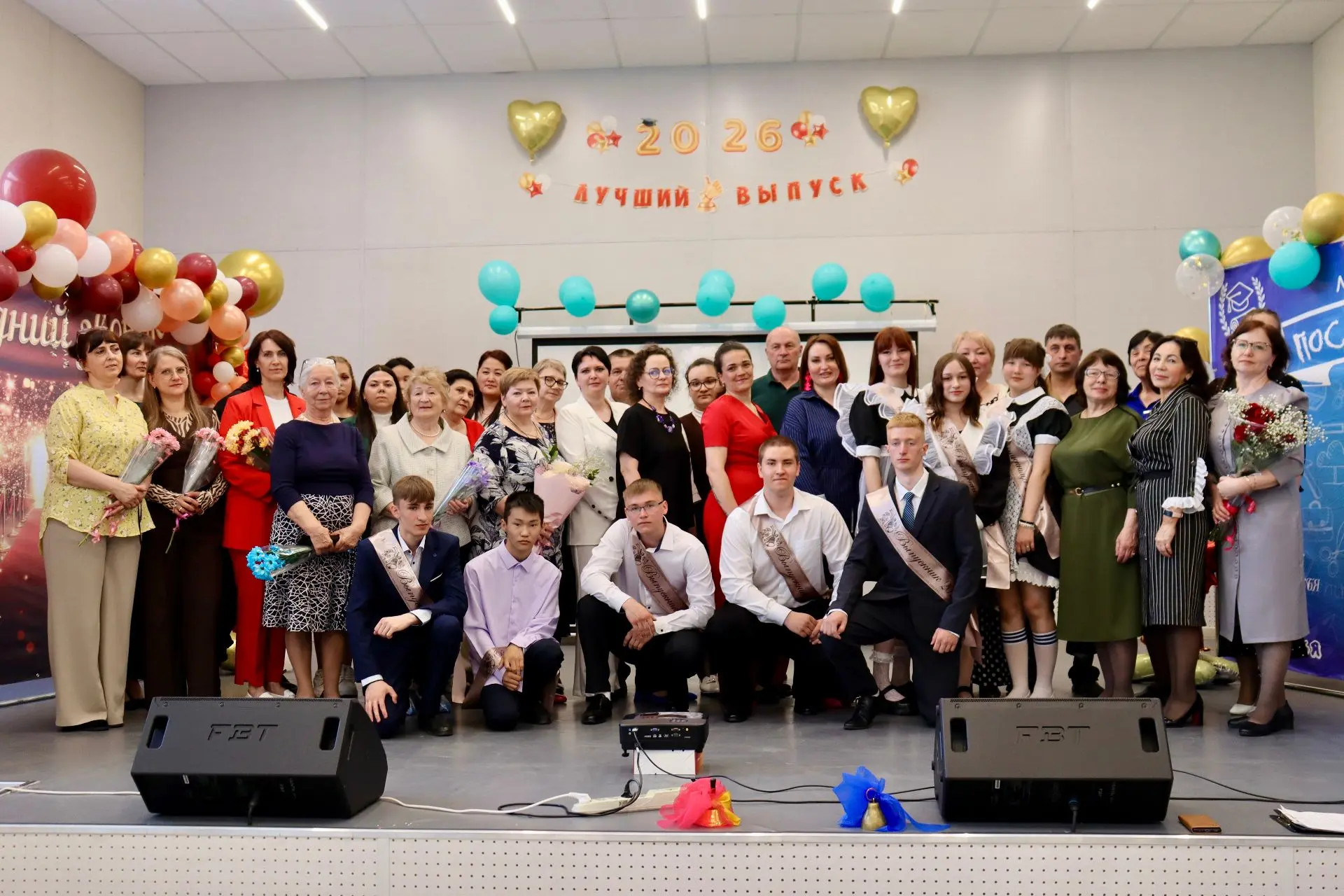 Еще немного атмосферы вчерашних последних звонков 🎓✨
Смех, эмоции, объятия и моменты, которые остан