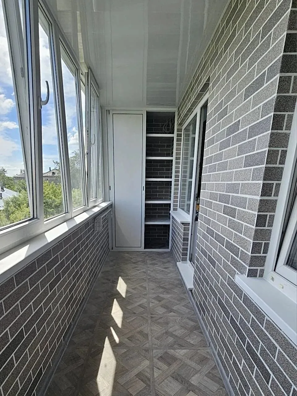 🏠 Почему АМК отлично подходит для отделки балкона?