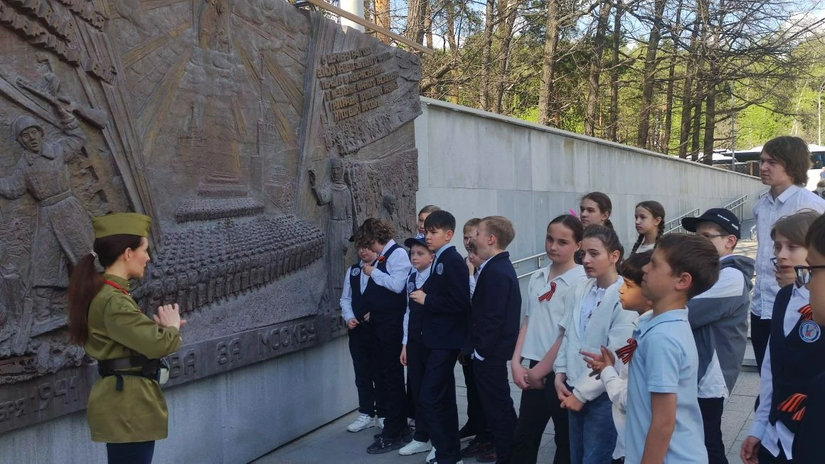 Патриотическая экскурсия 🇷🇺   6 МАЯ в преддверии праздника великой ПОБЕДЫ обучающиеся МАОУ лицея 180