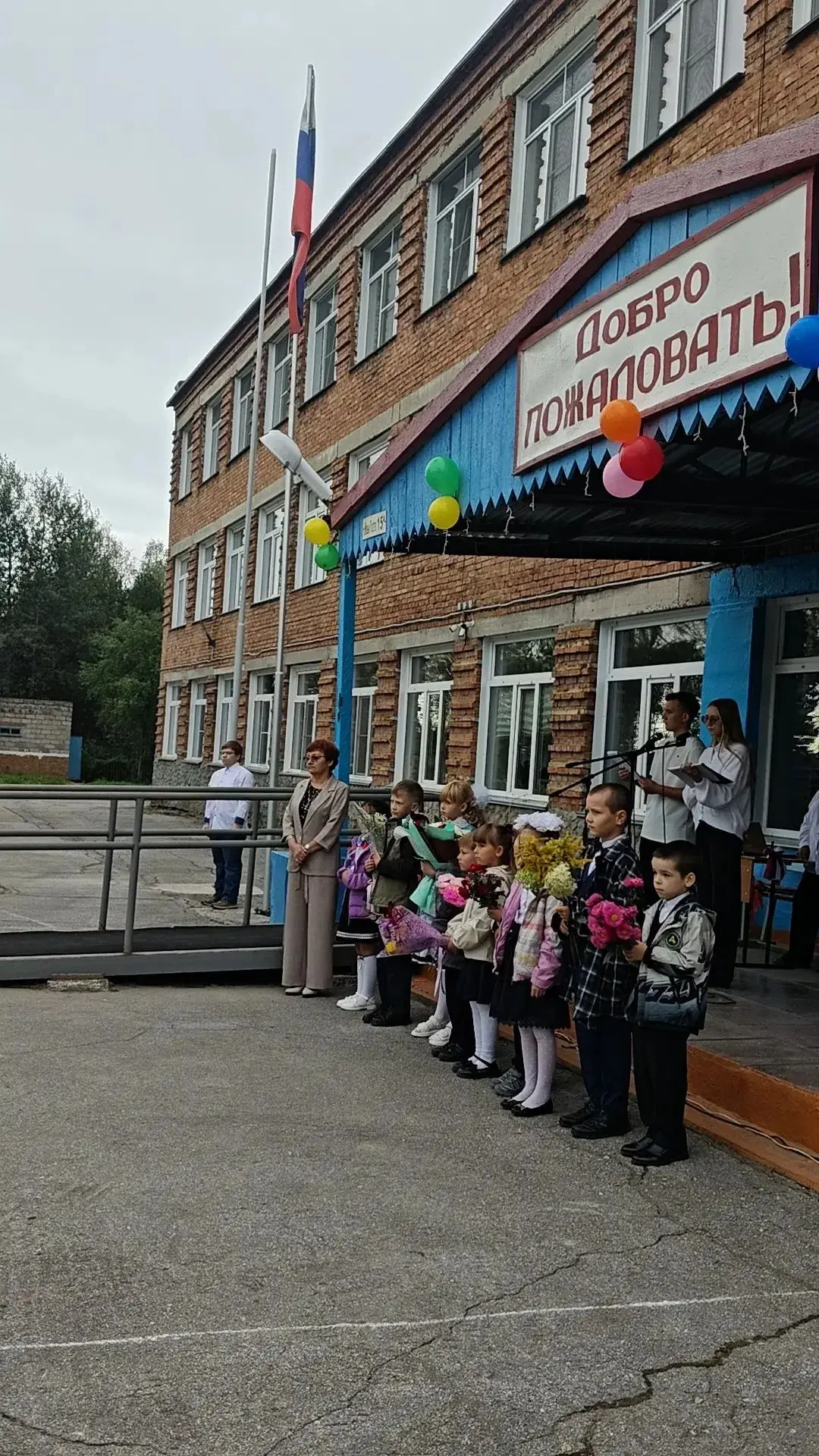Сегодня школа распахнула двери для своих учеников — и особенно радостно было встречать ...