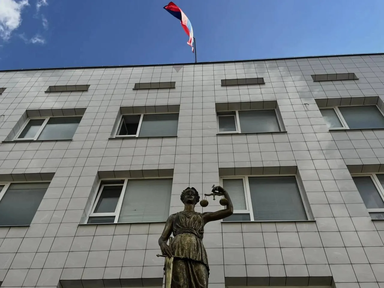 Люди числились на работе, получали зарплату — но, по версии следствия, на работу не вых...