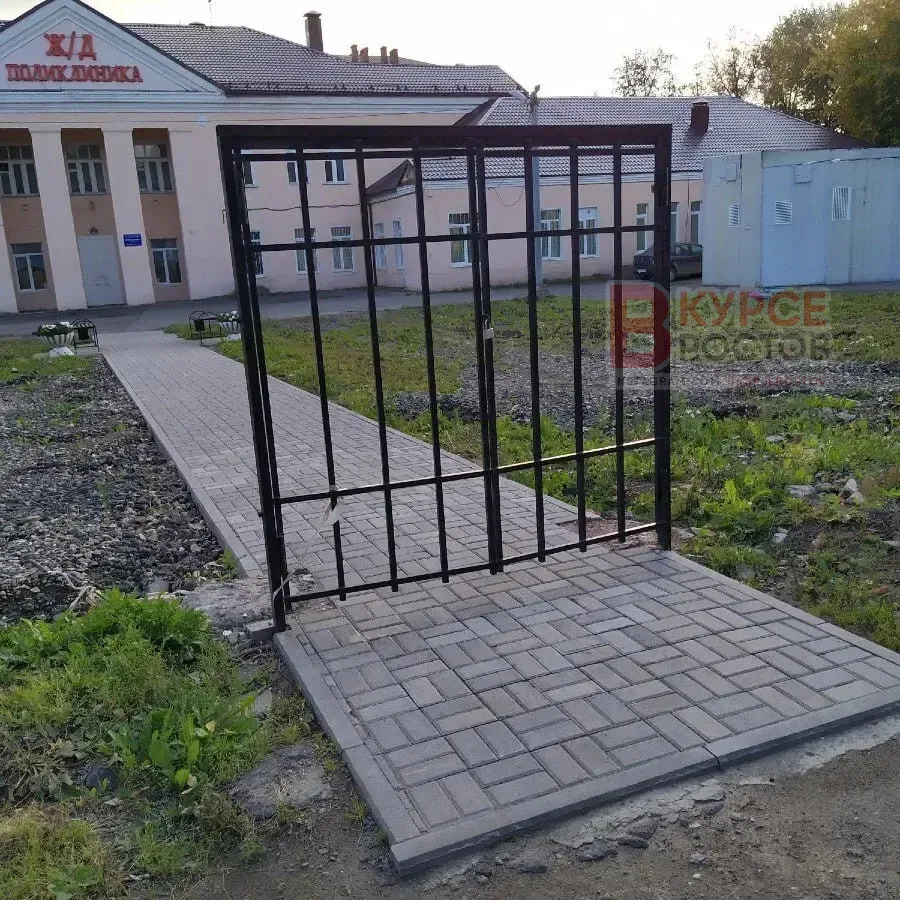 Прокуратура заставляет 10 ростовских школ чинить заборы — дело уже в суде

В Первомайском районе в