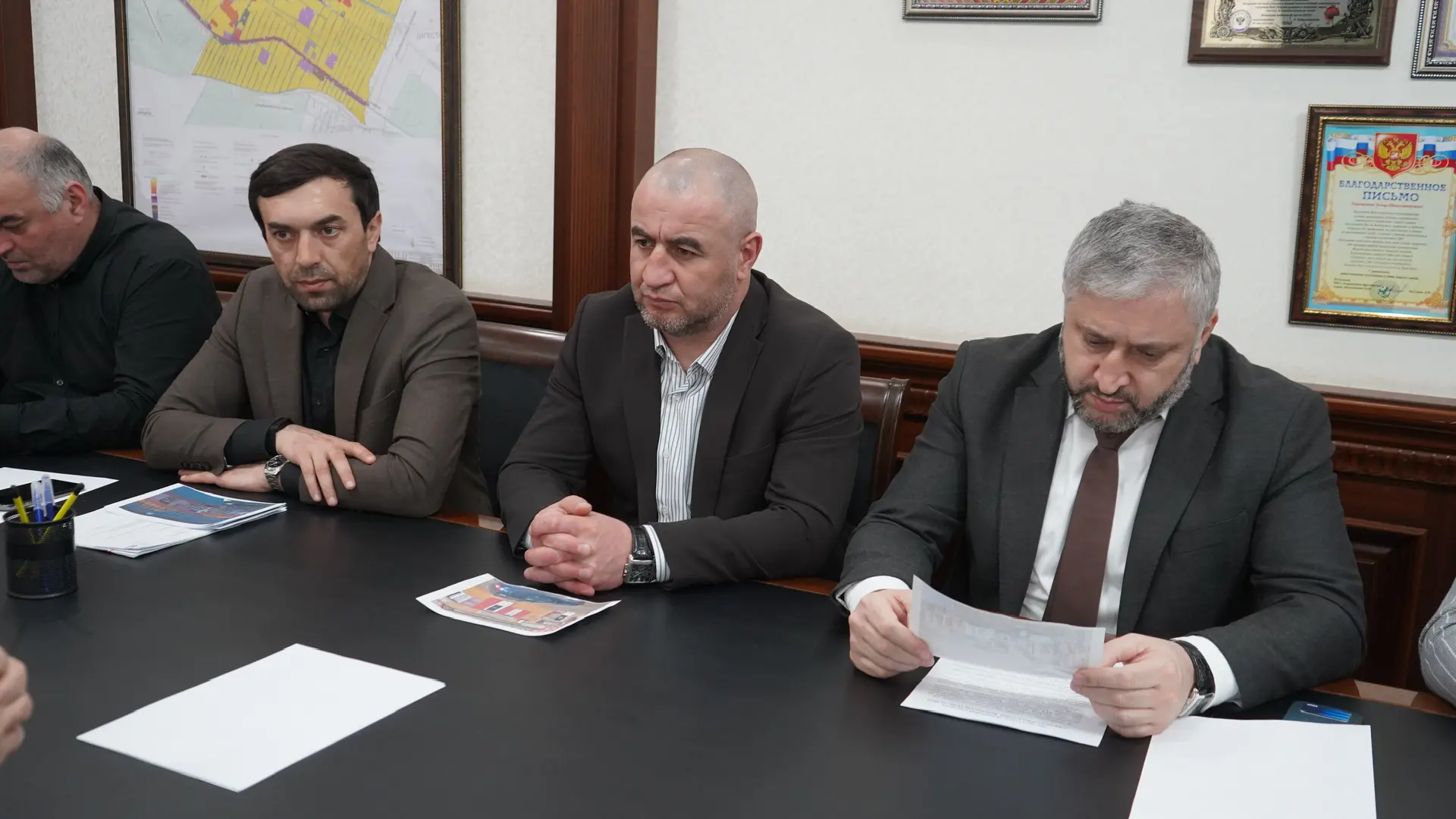 Замир Гаджимурадов провел заседание Комиссии по выявлению, сносу самовольных построек и...