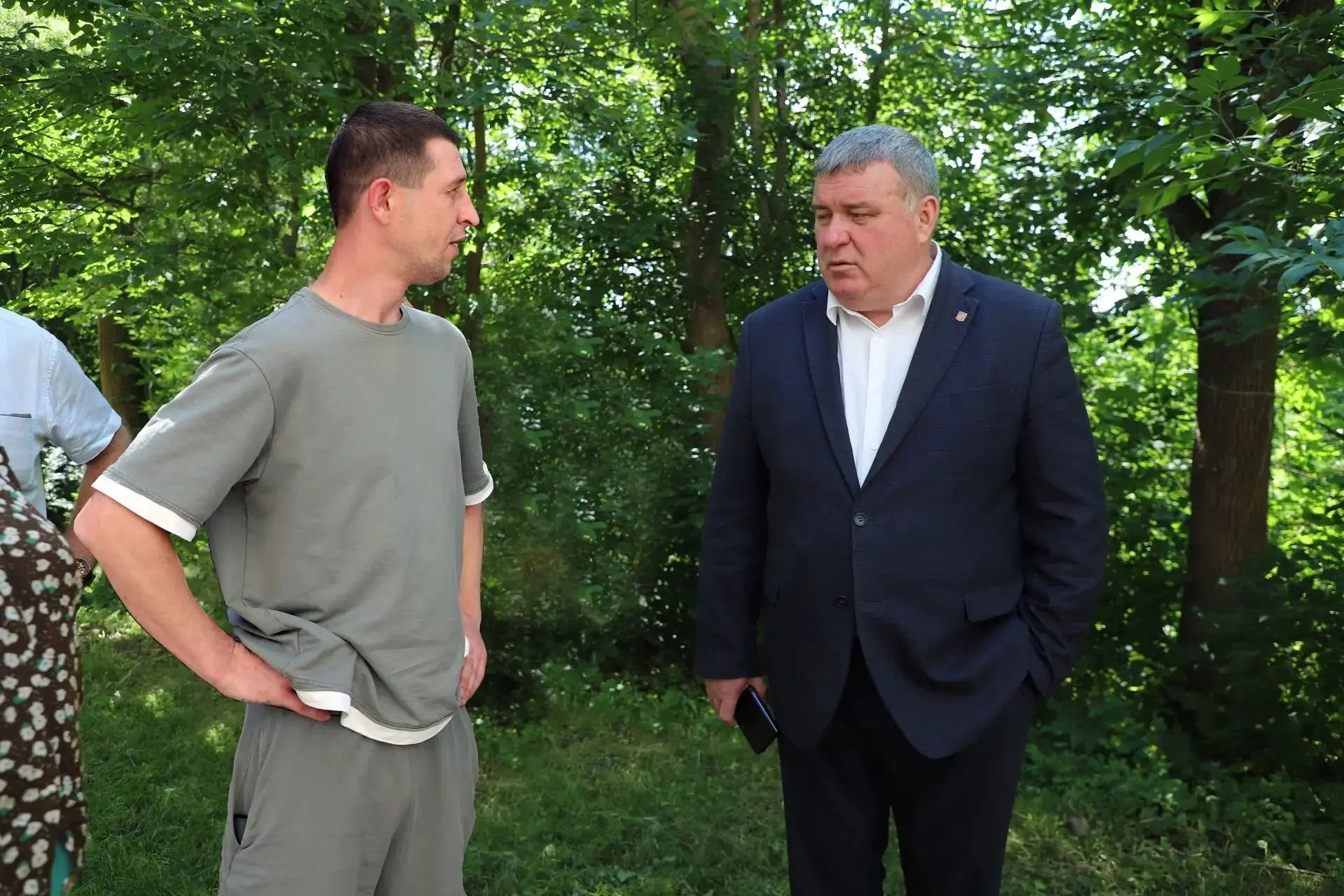 Провел выездной личный прием
 
Житель дома 16Е по ул. Серебровской обратился с просьбой оказать соде