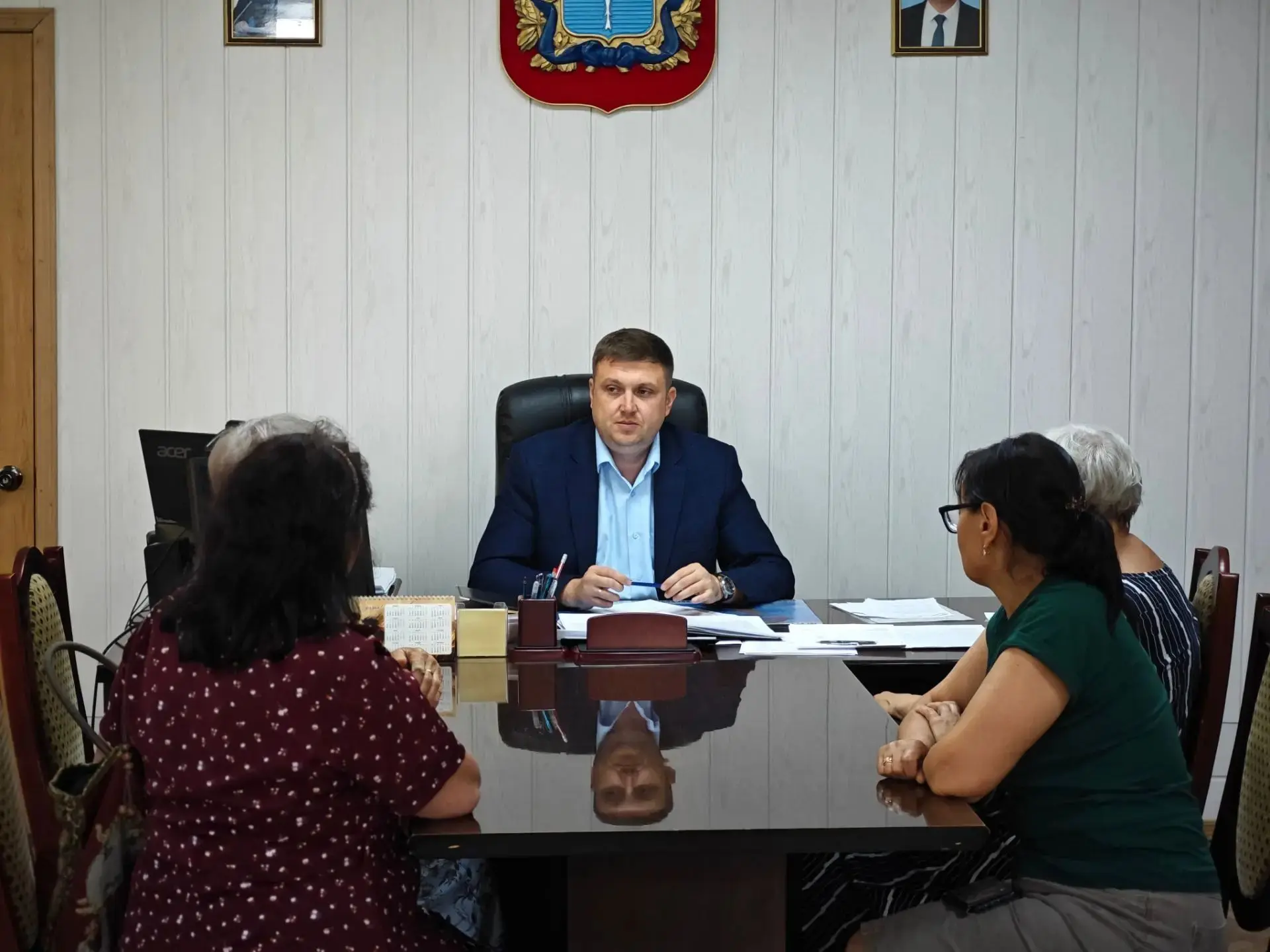 Сегодня глава Ершовского района Андрей Шубин провёл приём граждан по личным вопросам.

На приём обра