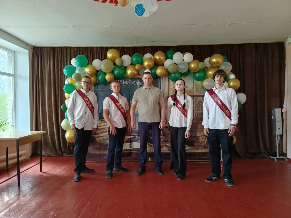 "Последний звонок"

26 мая в нашей школе прозвучал Последний звонок — символ завершения важного этап