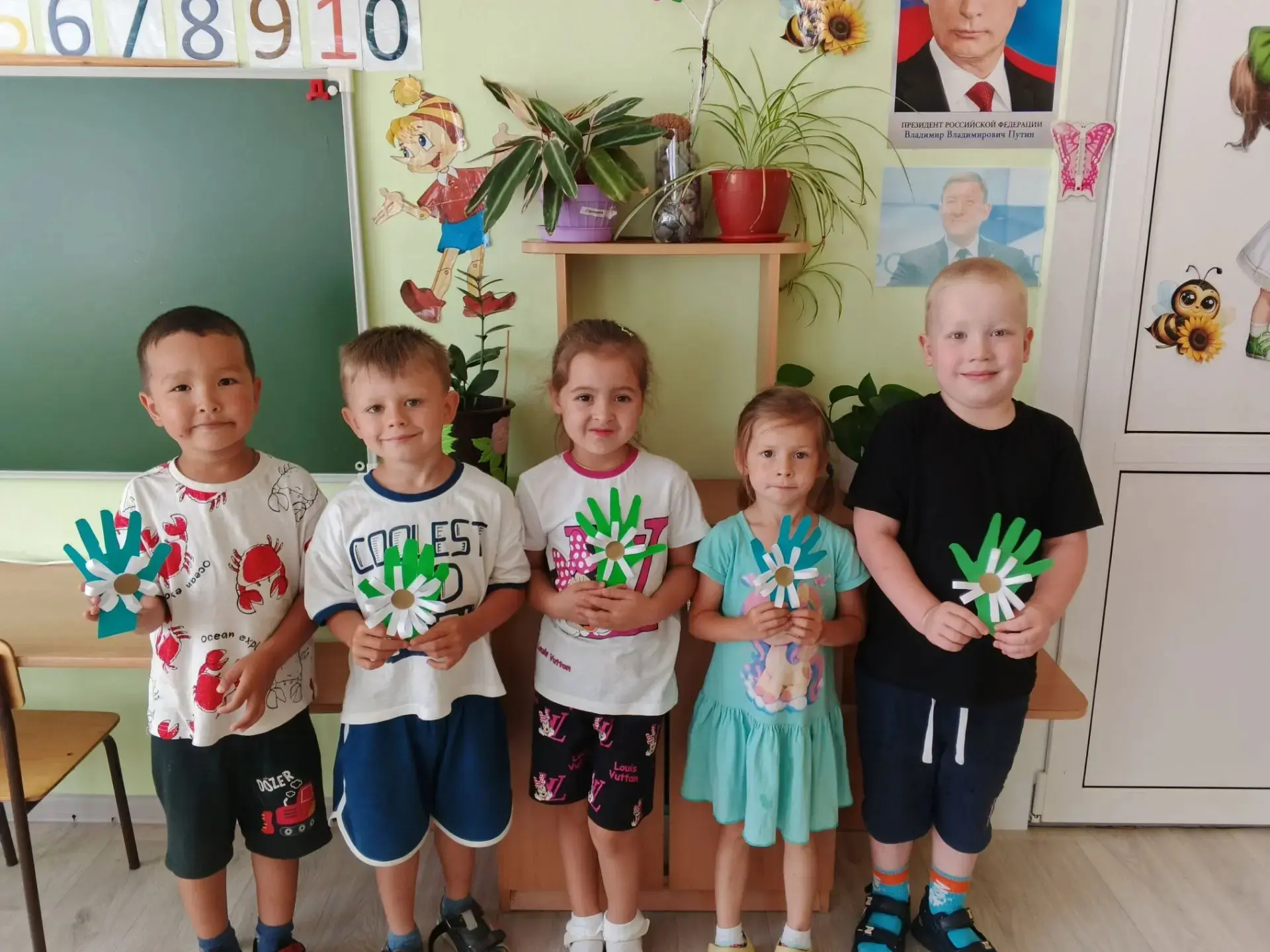 Примите искренние поздравления с Днем семьи, любви и верности! Этот праздник напоминает о важности с