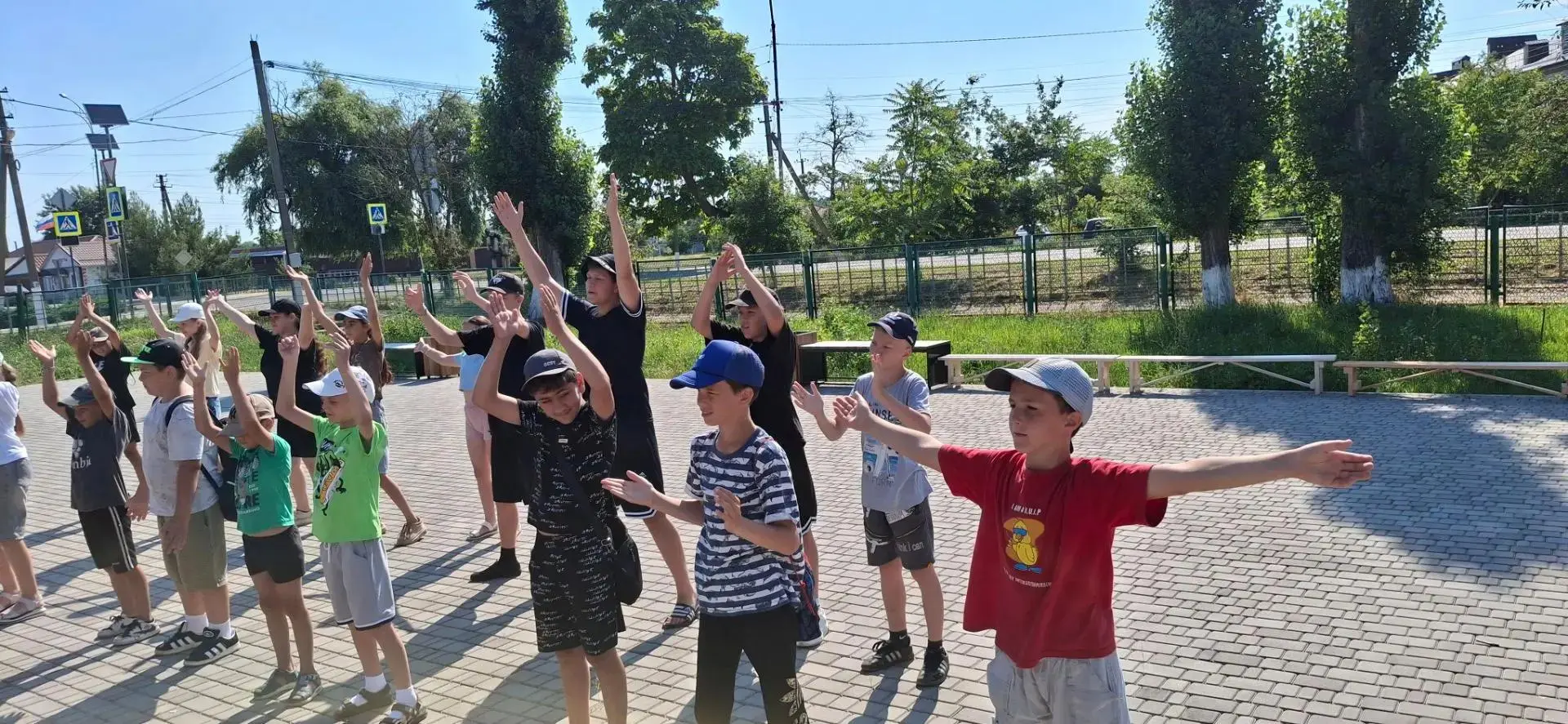 В лагере труда и отдыха "Волонтёр" прошёл очередной трудовой день👍🍎