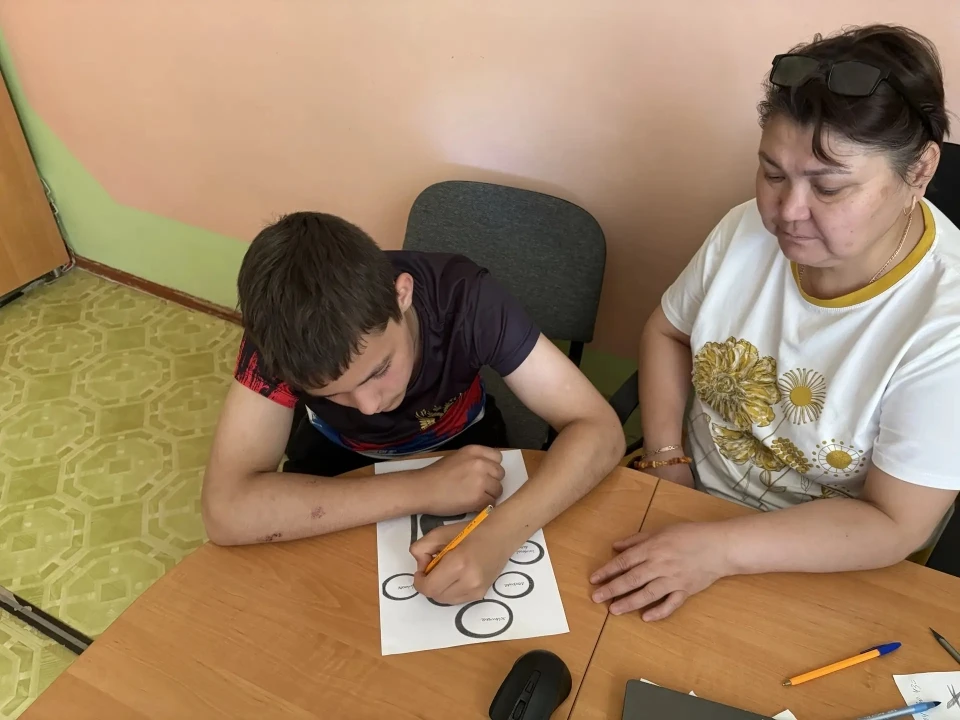 В отделении по работе с семьей и детьми на постоянной основе ведется работа с несовершеннолетними, н