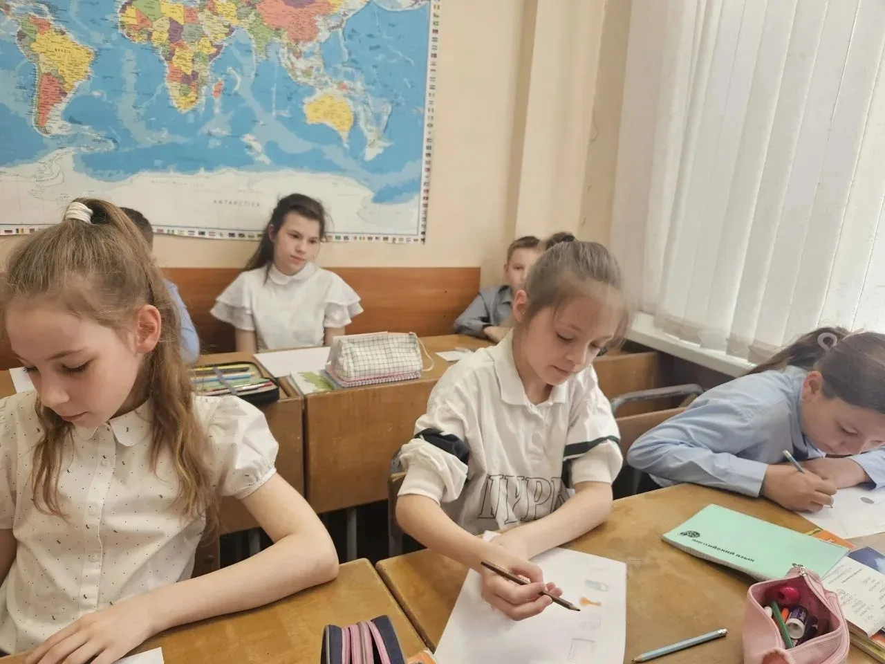 04.05.2026 для обучающихся 3 класса проведена профилактическая беседа по ПДД в форме ин...