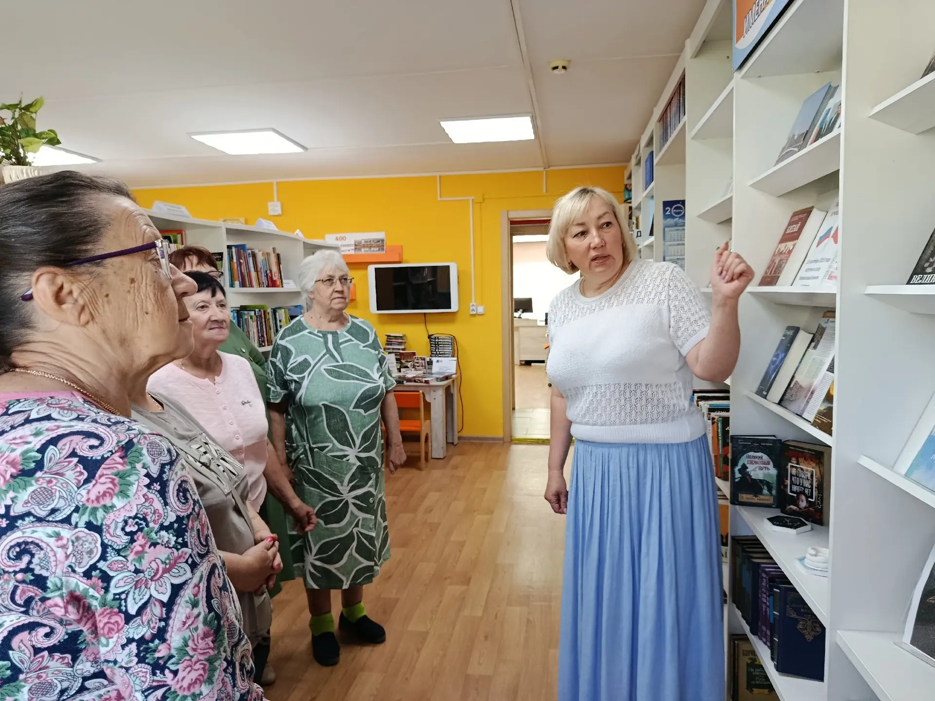 В библиотеке 
Участники творческого объединения "Золотой возраст" п. Подосиновец побывали в централь