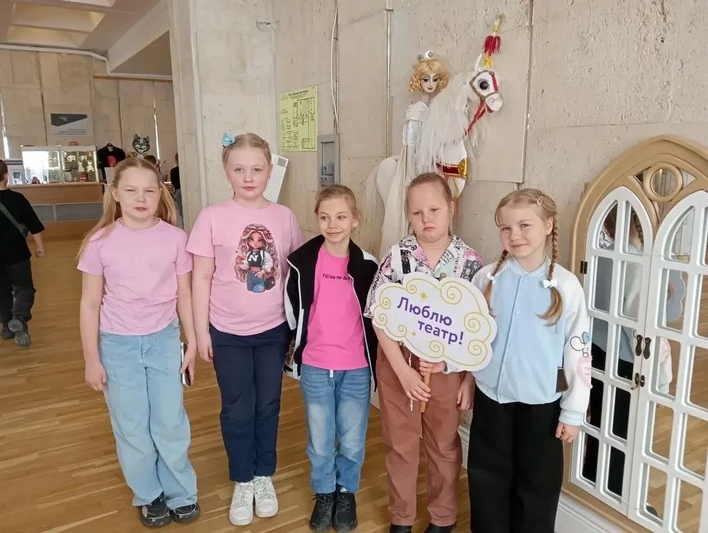 🎭 ВОЛШЕБНЫЙ ДЕНЬ В ТЕАТРЕ КУКОЛ! 🎭  📍29 марта ученики 2 «А» и 2 «В» классов отправились в удивительн