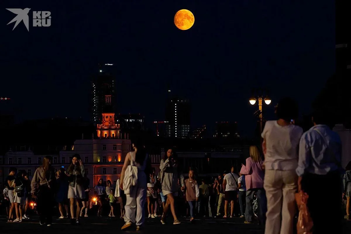 🌖 Небо над Москвой озарила Оленья Луна