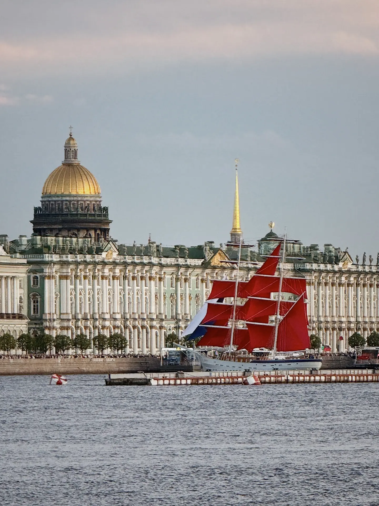 С Днем России! 🇷🇺 Петербург подарил нам незабываемое зрелище: репетицию «Алых Парусов». Впервые в 