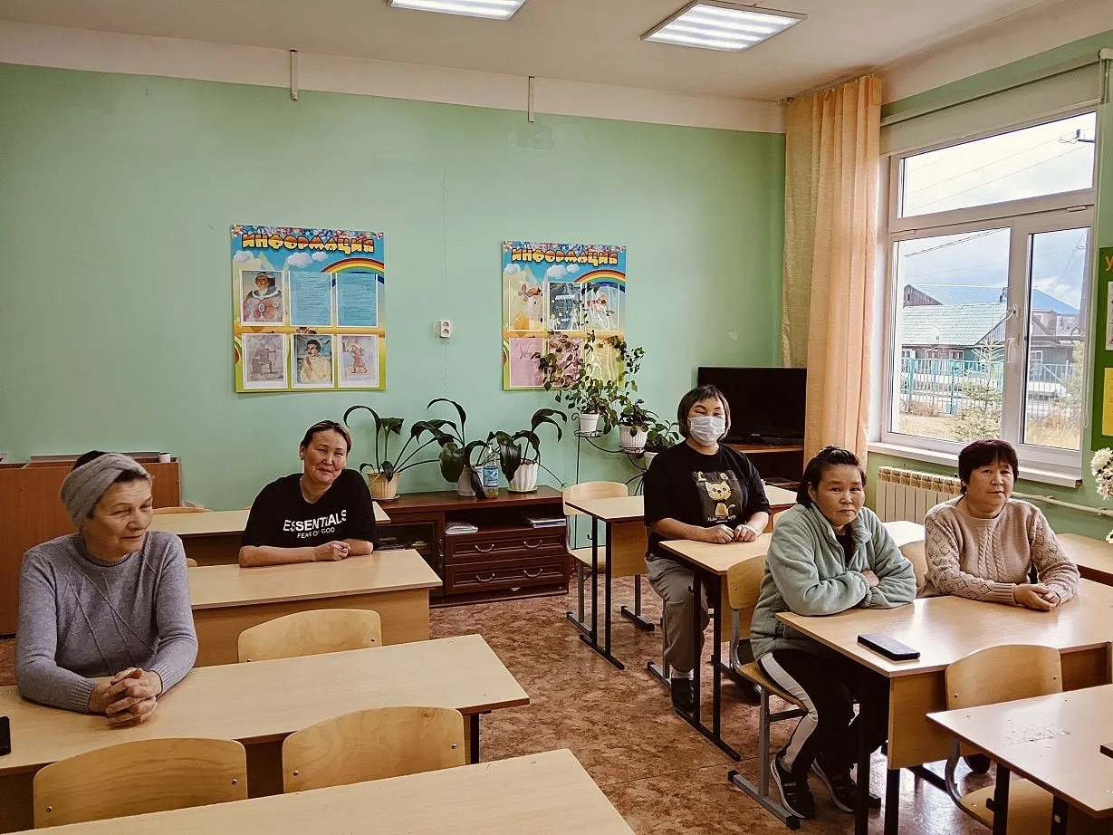 В школе начался месячник "Улыбнись жизни".                                        Евген...