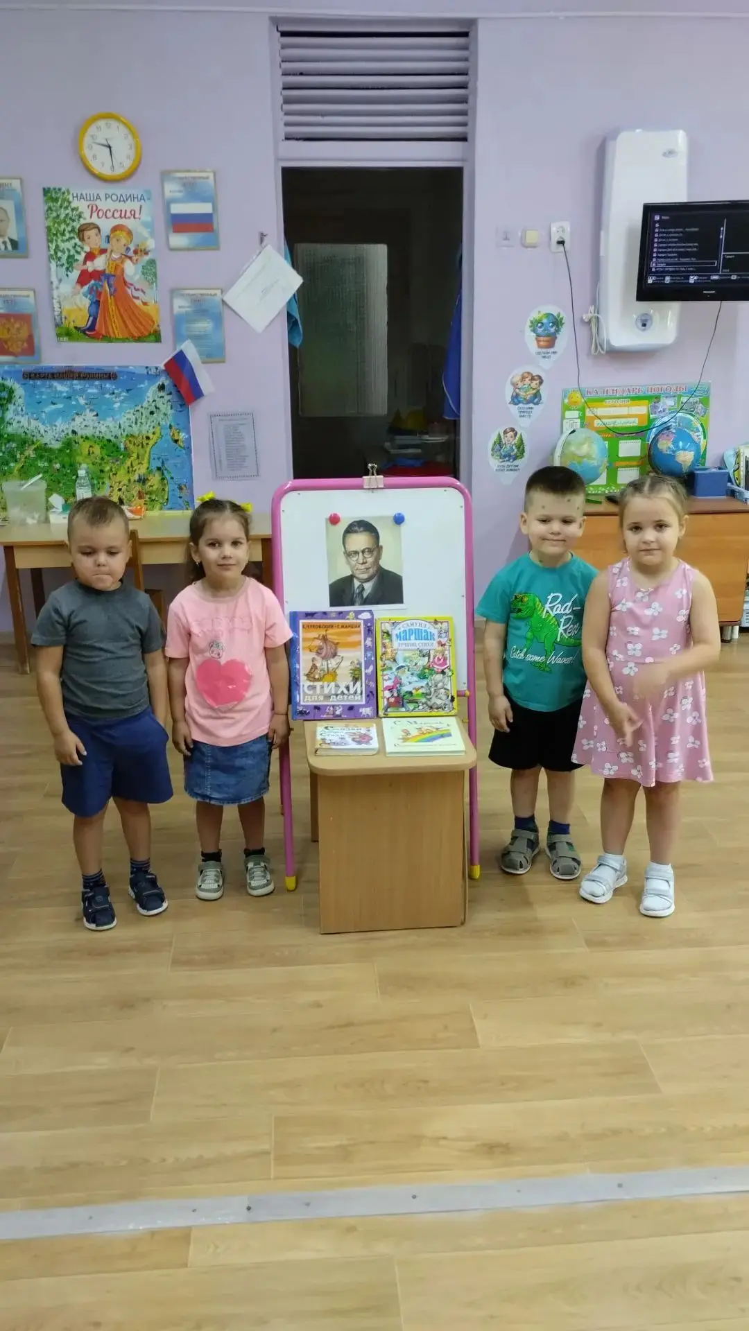 Тематическая неделя "По страницам детских книг"🌞🐤🐓🌈📗📘📙
"Знакомство с творчеством поэта С. Я. 